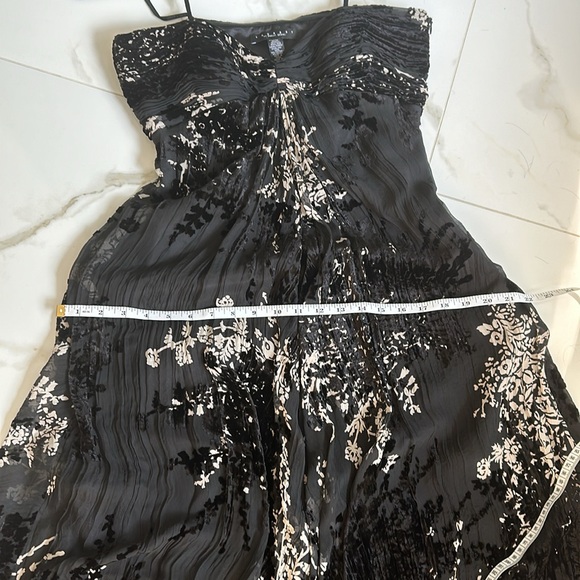 Never worn!! Gorgeous gown by Shelli Segal Laundry - Picture 10 of 10